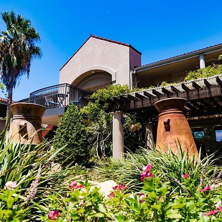 Vineyard Court Designer Suites Hotel College Station Buitenkant foto