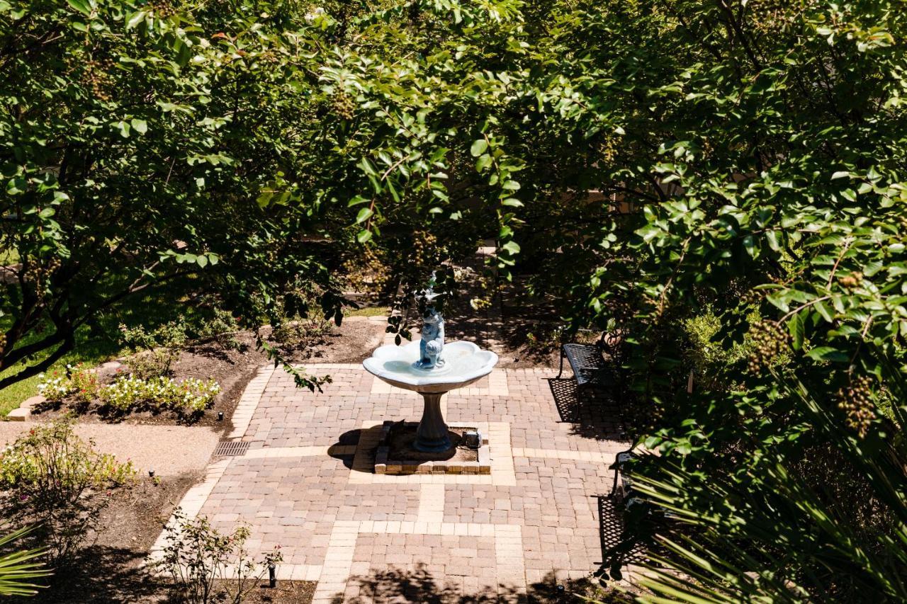 Vineyard Court Designer Suites Hotel College Station Buitenkant foto
