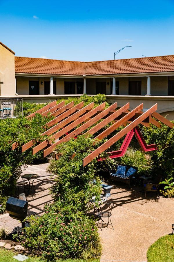Vineyard Court Designer Suites Hotel College Station Buitenkant foto
