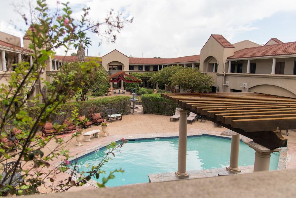 Vineyard Court Designer Suites Hotel College Station Buitenkant foto