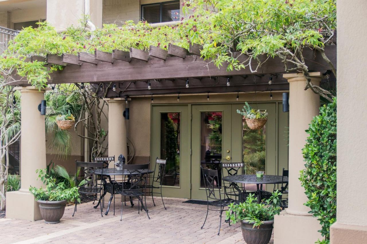 Vineyard Court Designer Suites Hotel College Station Buitenkant foto