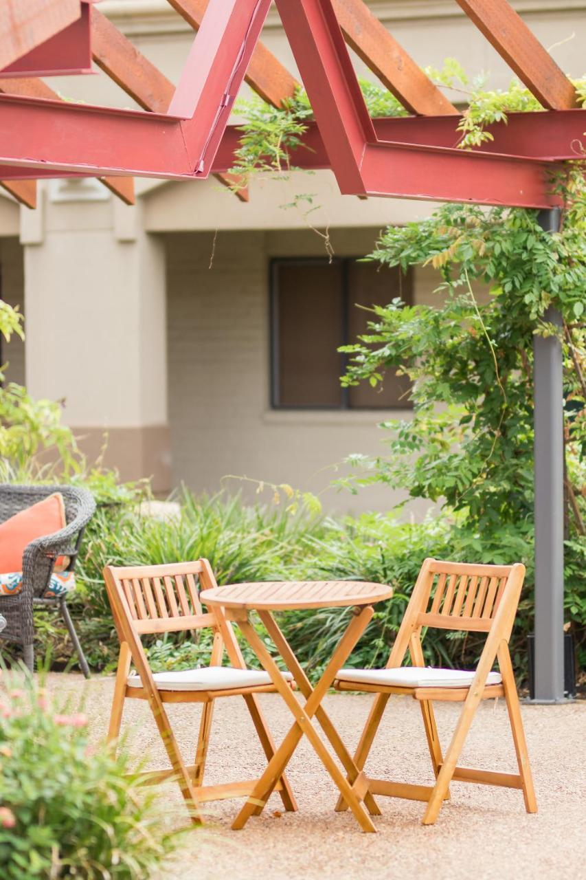 Vineyard Court Designer Suites Hotel College Station Buitenkant foto