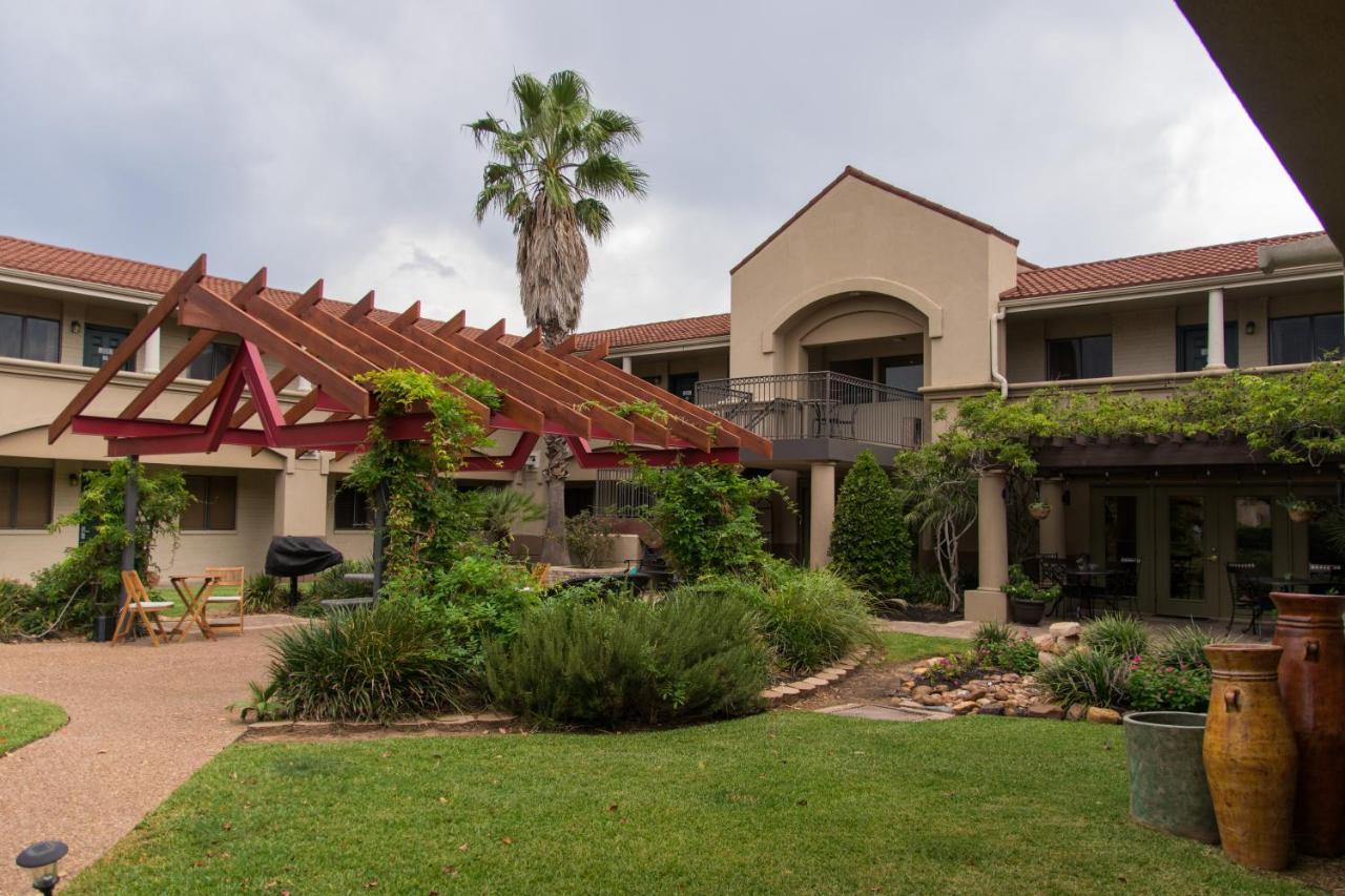 Vineyard Court Designer Suites Hotel College Station Buitenkant foto
