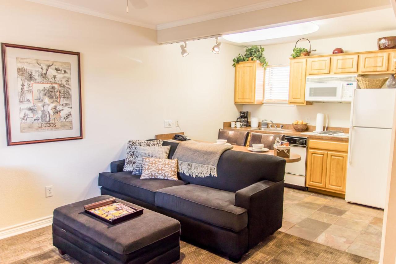 Vineyard Court Designer Suites Hotel College Station Buitenkant foto