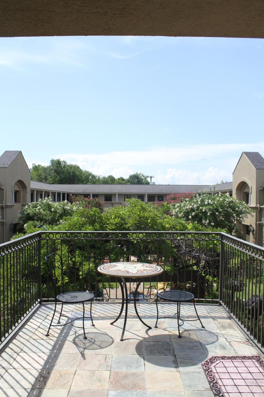 Vineyard Court Designer Suites Hotel College Station Buitenkant foto